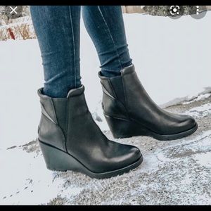 Sorel after hours Chelsea boot